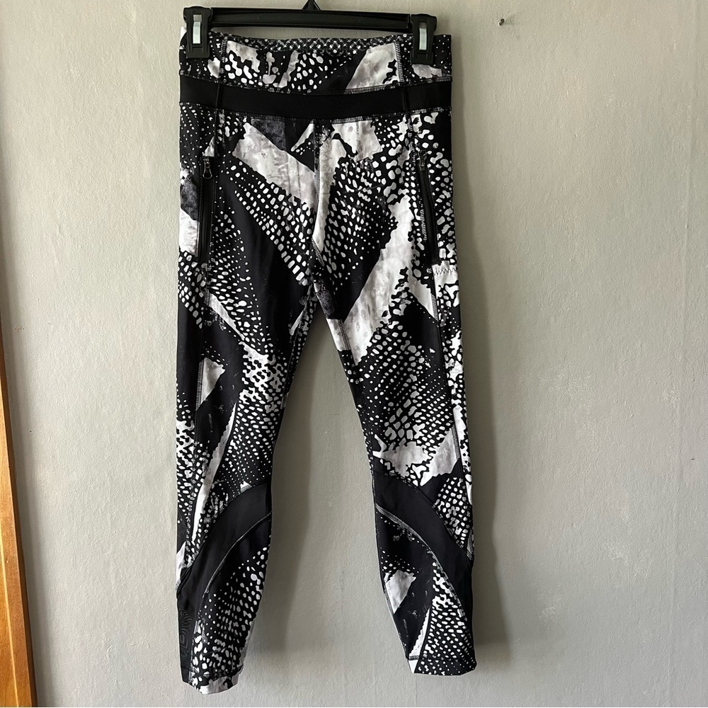Lululemon Black and White Inspire Tight II Mesh Luxtreme Leggings Size 4